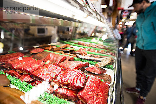 Bunter Räucherlachs auf dem Markt von Granville Island in Vancouver.