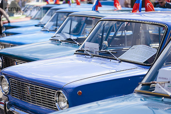 Foto mit einer Reihe von blauen Oldtimern auf einer Ausstellung  Sankt Petersburg  Russland