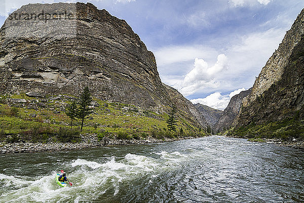 Kajakfahrer paddelt den Impassable Canyon auf dem Middle Fork of the Salmon  Idaho  hinunter.