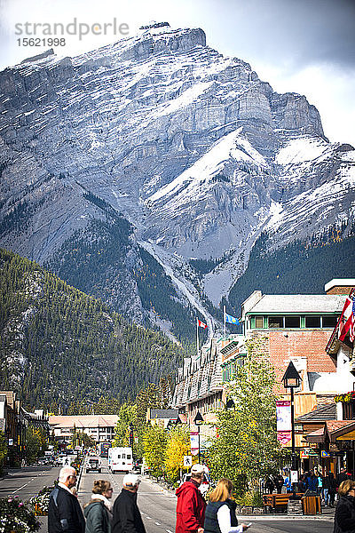 Ein sonniger Tag in der malerischen Bergstadt Banff  Alberta  Kanada.