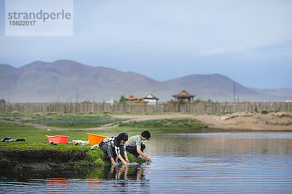 Zwei Frauen waschen ihre Wolle im Fluss  Mongolei