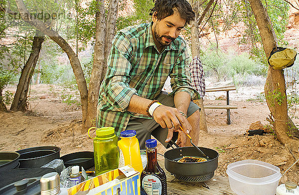 Ein Camper macht Frühstück im Grand Canyon.