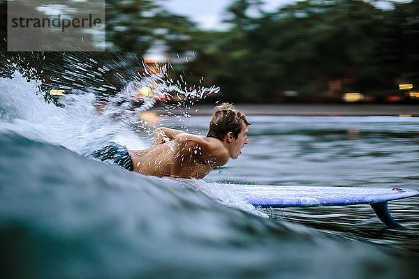 Männlicher Surfer auf der Welle