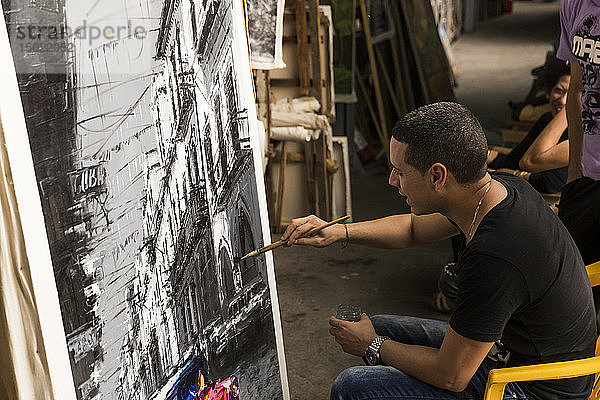Kubanischer Maler in einer Galerie in Havanna  Kuba