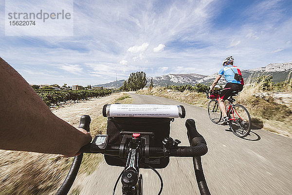 POV von Radfahrern auf der Straße  La Rioja  Spanien