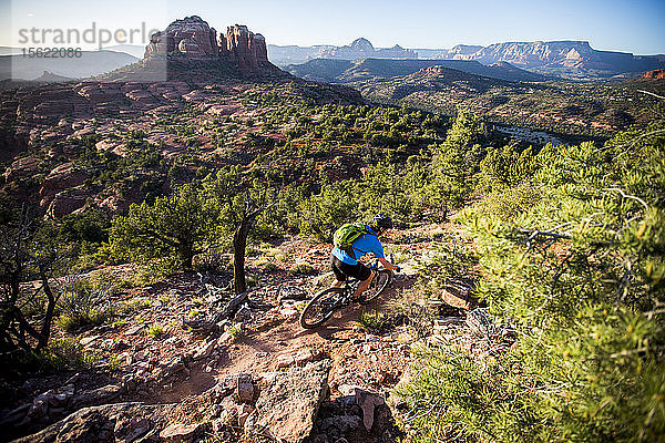 Ein Mann fährt mit seinem Mountainbike in Sedona  Arizona.