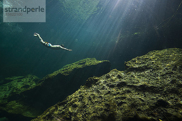 Fernansicht eines einzelnen Mannes beim Freitauchen in einer Cenote an der Riviera Maya  ï¾ Quintanaï¾ Roo  Mexiko