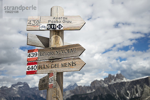 Hölzerne Wegweiser im Gebiet der Cinque Torri in den Dolomiten  Italien