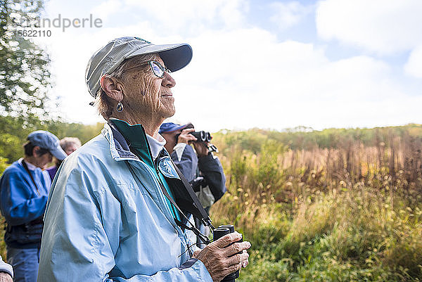 Älterer Mann mit Fernglas bei der Vogelbeobachtung mit der Audubon Society  Johnston  Rhode Island  USA