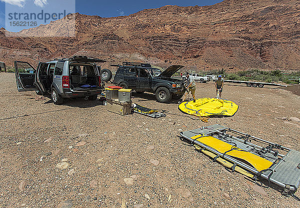 Menschen laden Boot aus Fahrzeug bei Lee's Ferry in Arizona