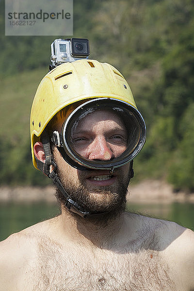 Robert Hahn  der einen Helm und eine montierte GoPro-Kamera trägt  taucht mit einer Gesichtsmaske im Nam Ou Fluss in Ban Phon Hom  Laos.