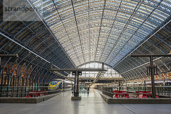 Foto mit Innenansicht des Bahnhofs St. Pancras  London  England  UK