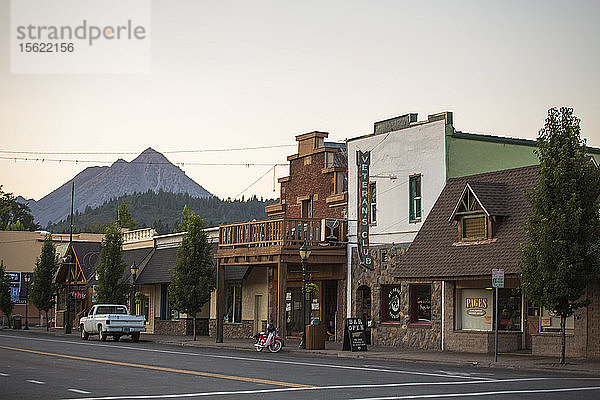 Blick auf eine Straße in der Stadt und einen Berggipfel  Shasta  Kalifornien  USA