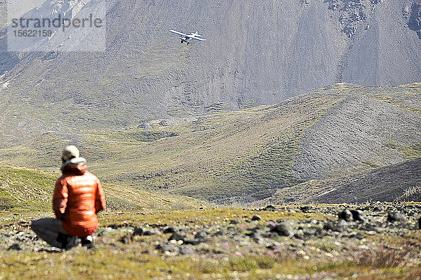 Super Cub mit einem weiteren Teammitglied nähert sich dem Basislager im Wrangell-St. Elias Nationalpark für eine Skitourenbegehung der Standard Sheep Glacier Route am Mount Sanford außerhalb von Glennallen  Alaska Juni 2011. Der Mount Sanford ist mit 16.237 Fuß der sechsthöchste Berg in den Vereinigten Staaten. (Modellfreigabe: Patrick Gilroy)