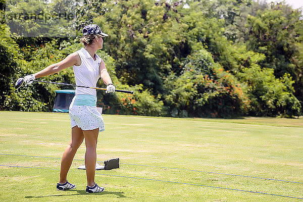 Junge Frau spielt Golf  Bali  Indonesien