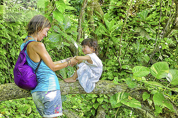 Mutter und Tochter im Dschungel. Negombo. Sri Lanka