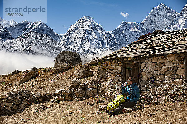 Mann sitzend beim Ausruhen während einer Wanderung im Himalaya  Dingboche  Khumbu  Solukhumbu District  Nepal