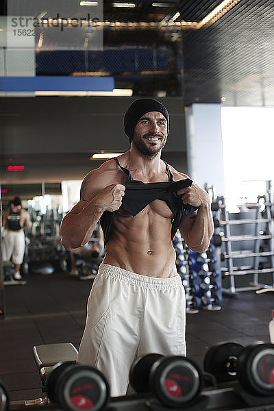 Porträt eines muskulösen Mannes im Fitnessstudio
