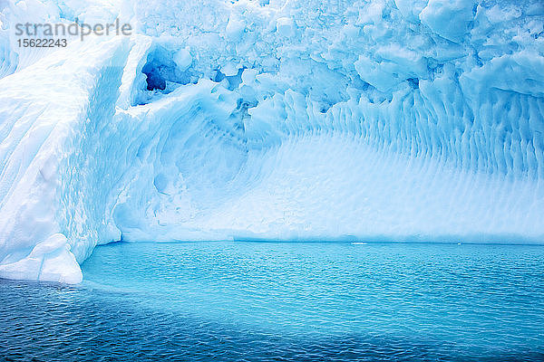 Eisberge vor der Curverville-Insel auf der antarktischen Halbinsel  die zu den sich am schnellsten erwärmenden Orten der Erde gehört.