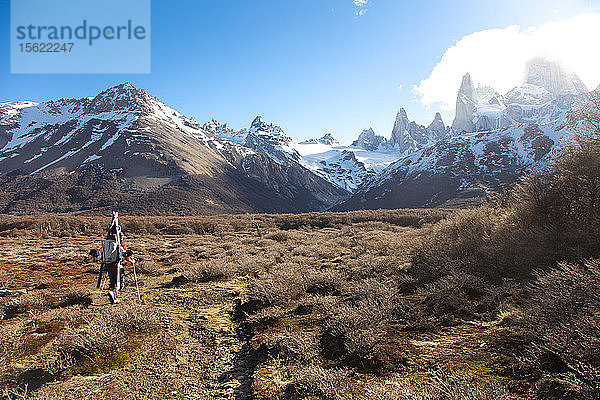 Brody Leven wandert durch ein karges Feld  um die Berge in der Ferne zu erreichen. El Chalten  Patagonien  Argentinien