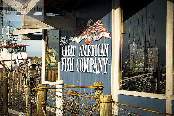 Fischerboote umgeben die The Great American Fish Company in Morro Bay  Kalifornien.