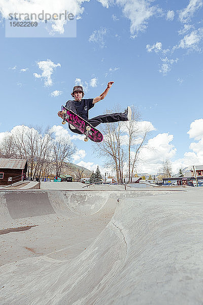 Bowl to Bowl Jump mit Eskimo Joe  Skateboarding