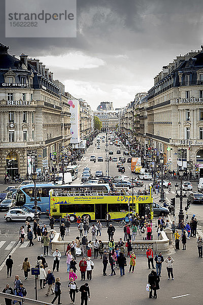 Gewitterwolken beschatten einen Pariser Boulevard vom Place de L'Opera aus.