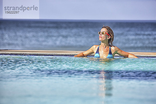 Frau beim Sonnenbaden an einem Pool in Nilaveli. Sri Lanka