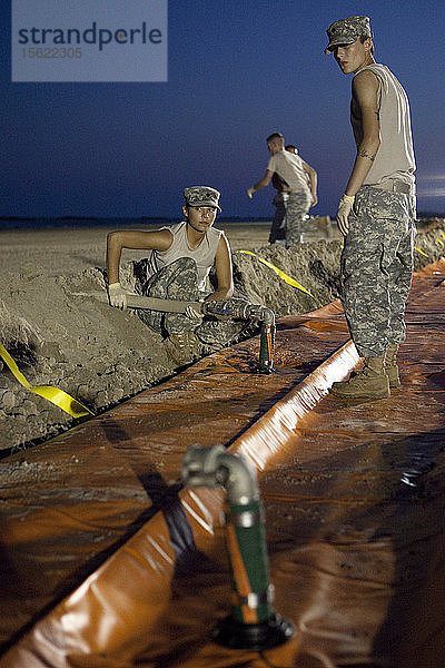 Die Nationalgarde baut eine Ölsperre auf  um den Strand des Grand Isle State Park vor einer Ölpest zu schützen  Grand Isle  Louisiana  USA