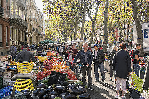 Überfüllter Lebensmittelmarkt und Teil eines Mietshauses  Toulouse  Okzitanien  Frankreich