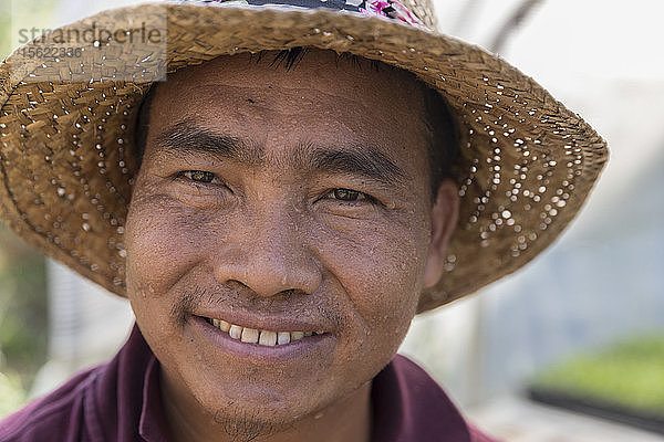 Than Ceu  bei Global Growers  einer städtischen Farm in Stone Mountain  GA. Er ist ein Flüchtling aus Myanmar und nutzt Parzellen  die von Global Growers zur Verfügung gestellt werden.