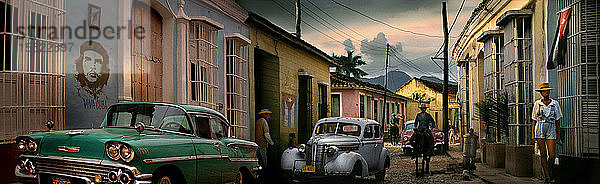 Panorama einer Straße mit Oldtimern  Trinidad  ï¾ Sanctiï¾ Spritusï¾ Provinz  Kuba