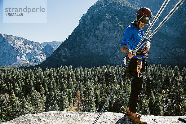 Ein Kletterer am Gipfel der 3. Seillänge der Swan Slab Gully (5.6) in Yosemite.