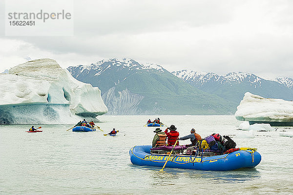 Gruppe von Flößern beim Navigieren durch Eisberge auf dem Alsek-See
