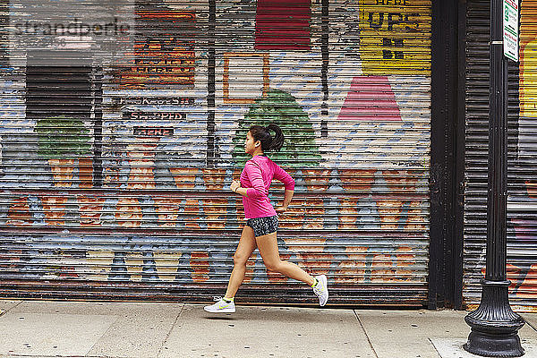 Eine junge asiatische Frau läuft durch die Straßen von Boston