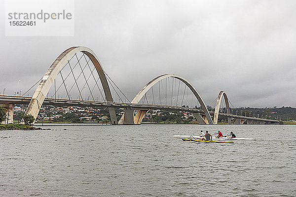 Vier Personen beim Kanufahren auf dem Paranoa-See vor der Juscelino Kubitschek-Brücke  Brasilia  Distrito Federal  Brasilien