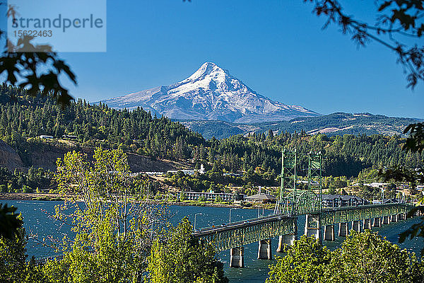 Ein Blick auf Mt. Hood und Hood River  Oregon  an einem sonnigen Tag.