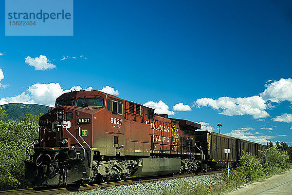 Blick auf einen Zug auf den Bahngleisen im Banff National Park  Alberta  Kanada