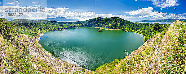 Kratersee des Vulkans Taal auf der Vulkaninsel Taal  Talisay  Provinz Batangas  Philippinen