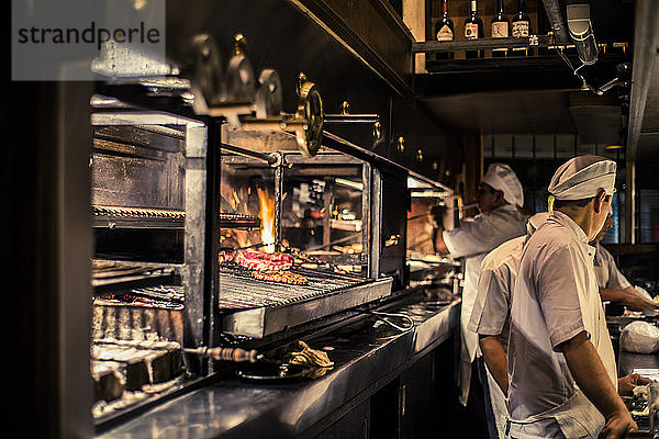 Blick auf das Innere eines Restaurants mit Köchen in Buenos Aires  Argentinien