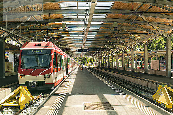 Zug steht auf Bahnhofsgleisen in einem Dorf in den Alpen  Zermatt  Wallis  Schweiz