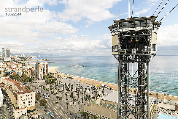 Turm im Hafen von Barcelona mit Strand und Stadt im Hintergrund  Katalonien  Spanien