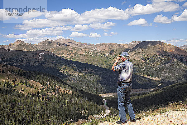 Wanderwege und weite Ausblicke erwarten die Besucher auf dem Loveland Pass (Höhe 11.990 Fuß) in den Colorado Rockies. Ein Fernglas ist sehr nützlich.