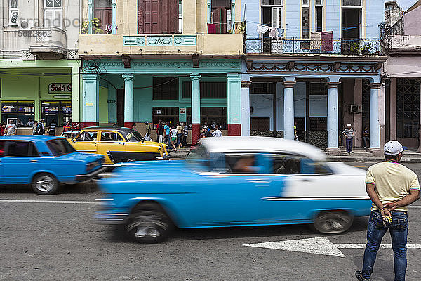 Langzeitbelichtung eines alten blau-weißen amerikanischen Autos aus den 50er Jahren in der Straße von la havana vieja (Alt-Havanna)  Kuba