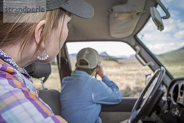 Eine Frau entdeckt von ihrem Land Cruiser aus Wildtiere im Yellowstone-Gebiet.