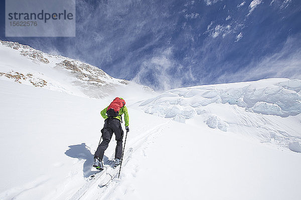 Ein Skitourengeher auf dem Weg zu 14.000 Fuß auf dem Denali in Alaska.