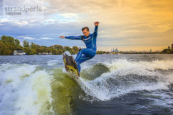 Herbstliches Wake-Surfen.