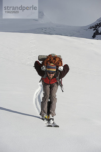 Ich nutze den Neuschnee und die gute Sicht  um während der Skibesteigung des Mount Sanford im Wrangell-St.-Elias-Nationalpark außerhalb von Glennallen  Alaska  im Juni 2011 ein paar Linien auf dem Sheep Glacier zu fahren. Der Mount Sanford ist mit 16.237 Fuß der sechsthöchste Berg der Vereinigten Staaten. (Modellfreigabe: Patrick Gilroy)