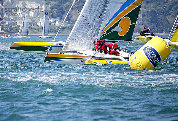 22 Diam 24 One Design beim Grand Prix Guyader  Bucht von Douarnenez  Bretagne  Frankreich. Die Diam 24OD ist schnell bei leichtem Wind und selbstbewusst bei stärkerer Brise  ohne dass man dafür sportliche Höchstleistungen erbringen muss. Die Diam 24 ist das neue Boot für die Tour de France ?ï¿½ la Voile 2015.