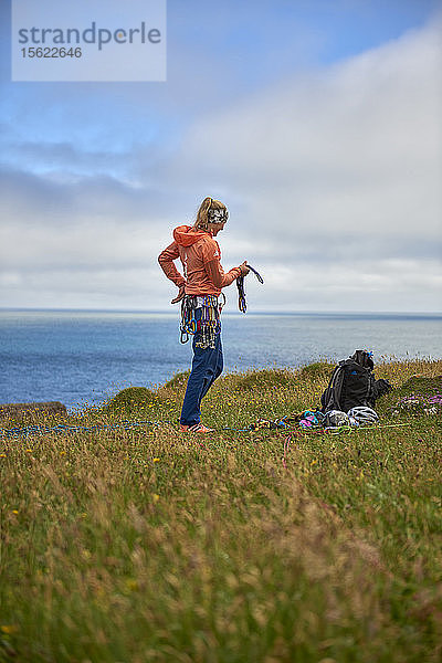 Die Profikletterer Jacopo Larcher  Barbara Zangerl  Roland Hemetzberger und Lara Neumeier auf einer Klettertour in Wales  Großbritannien.